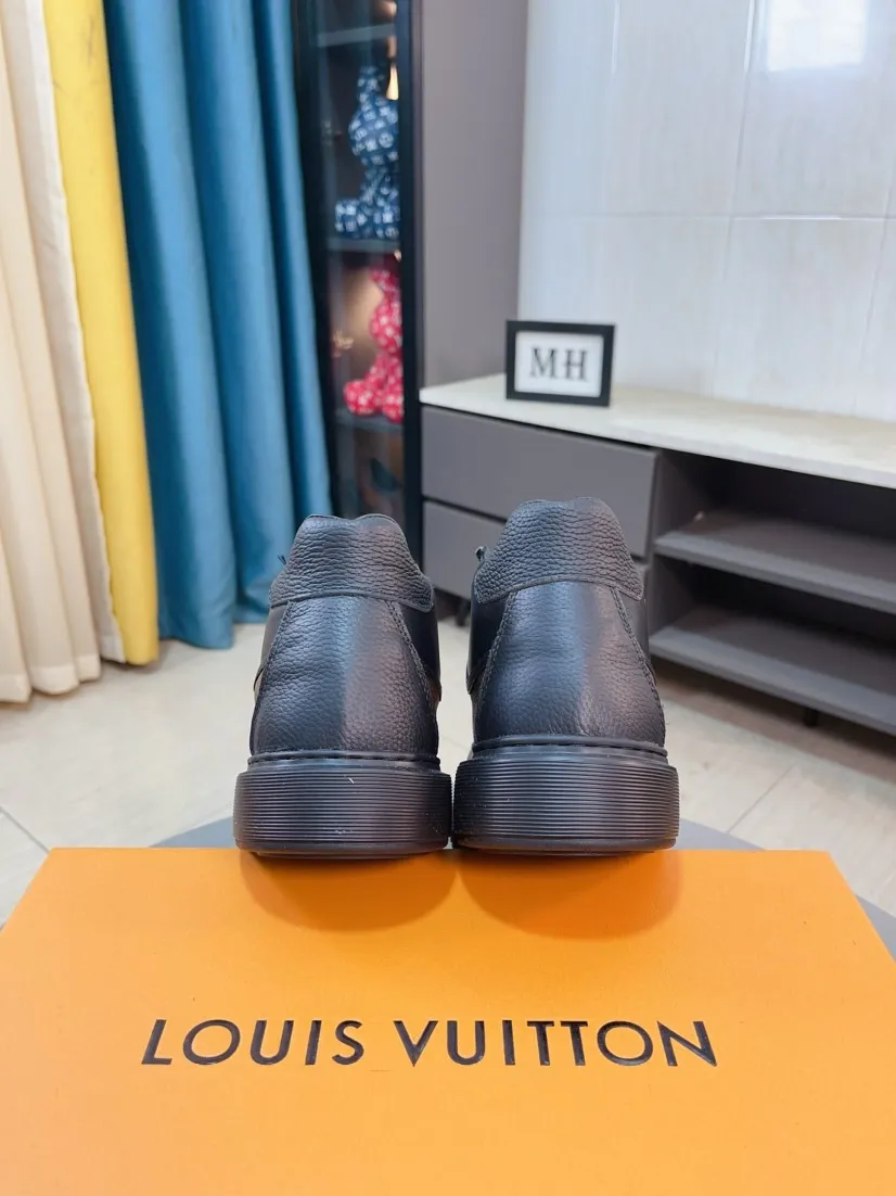 Ex-factory price 438🌹🌹【LOUIS VUITTON】Same style on Louis Vuitton* official website🚹Men's high-top casual shoes❤️Same style as popular celebrities and big names ~ Best-selling at home and abroad Lv focuses on the checkerboard series...Imported first-layer cowhide with special fabrics➕Full sheepskin lining➕Brand-specific hollow outsole💎Produced by OEM The highest version🔍🔍Number of codes: 38-44,